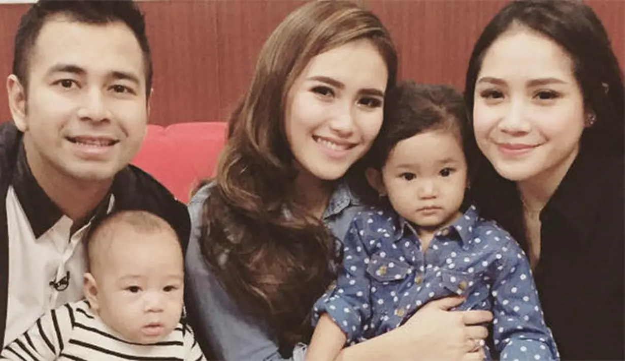 Tak juga diketahui hubungan yang sebenarnya di antara mereka, namun sampai saat ini keluarga Raffi dan Nagita masih baik-baik saja sampai saat ini. Memang, Ayu dan Raffi kerap berada di satu acara yang sama. (Instagram/aytingting92)