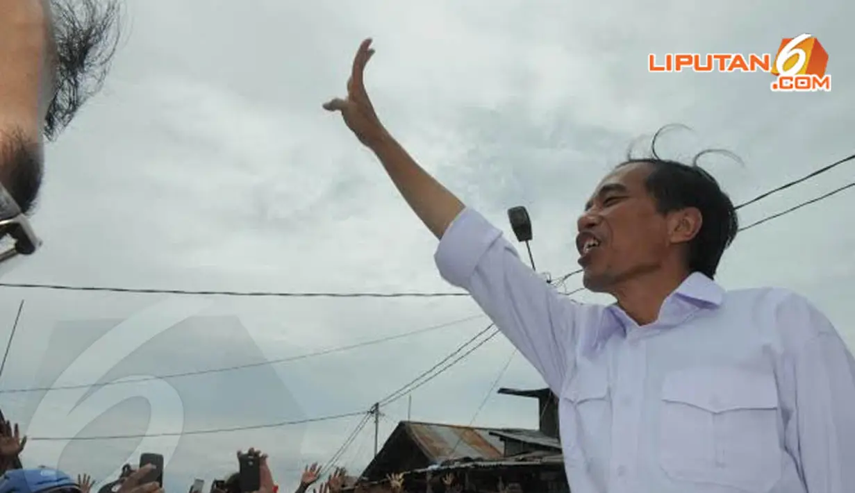 Sabtu (05/04/14) Jokowi tampak bersemangat melambaikan tangan ke arah warga Papua di Pasar Yotefa (Liputan6.com/Herman Zakharia) 