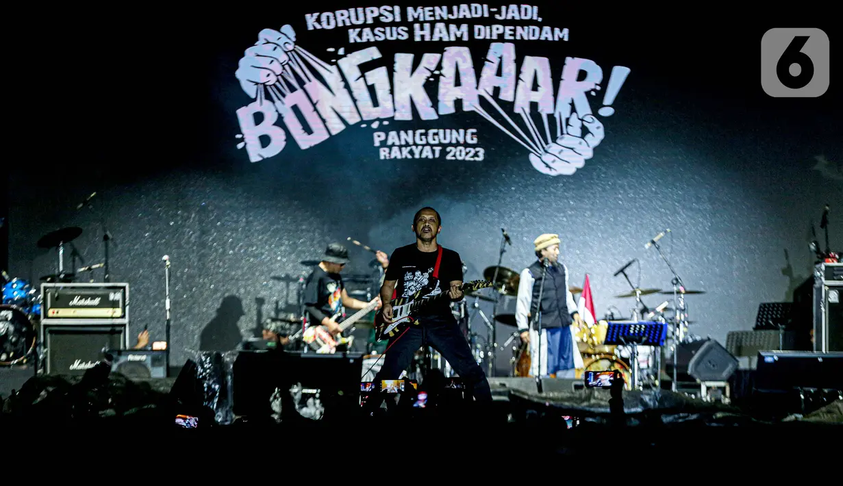 Pas Band tampil dalam Panggung Rakyat 'Bongkar' di Stadion Madya Gelora Bung Karno (GBK), Senayan, Jakarta, Sabtu (9/12/2023). Selain Pas Band, acara ini juga menghadirkan Marjinal. (Liputan6.com/Faizal Fanani)