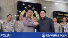 Kapolri Jenderal Polisi Drs. Listyo Sigit Prabowo (kiri) bersama Ketua Umum PSSI Erick Thohir usai menggelar audiensi terkait dugaan pelanggaran dan kecurangan dalam kompetisi sepak bola Tanah Air di Mabes Polri, Jakarta, Senin (26/6/2023). (Liputan6.com/Melinda Indrasari)