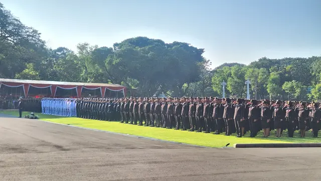 Jokowi juga memberikan penghargaan Adhi Makayasa kepada empat perwira TNI dan Polri.