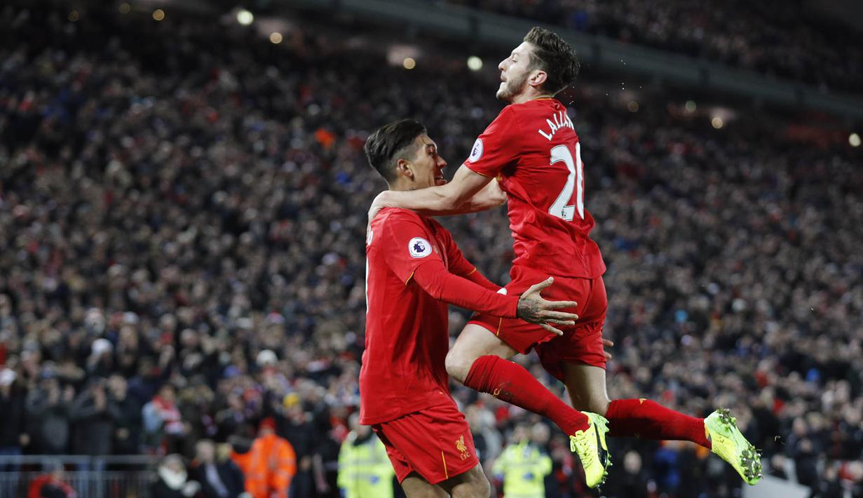 Pemain Liverpool, Adam Lallana, merayakan gol yang dicetak Roberto Firmino ke gawang Stoke. The Reds berhasil membalikan keadaan pada menit ke-44 setelah Firmino memanfaatkan umpan James Milner menjadi sebuah gol. (Reuters/Darren Staples)