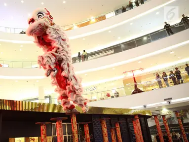 Pemain barongsai unjuk kebolehan di hadapan pengunjung Senayan City, Jakarta, Kamis (8/2). Atraksi barongsai yang telah beberapa kali memenangi kejuaraan internasional ini dalam rangka menyambut Tahun Baru Imlek 2569/2018. (Liputan6.com/Immanuel Antonius)
