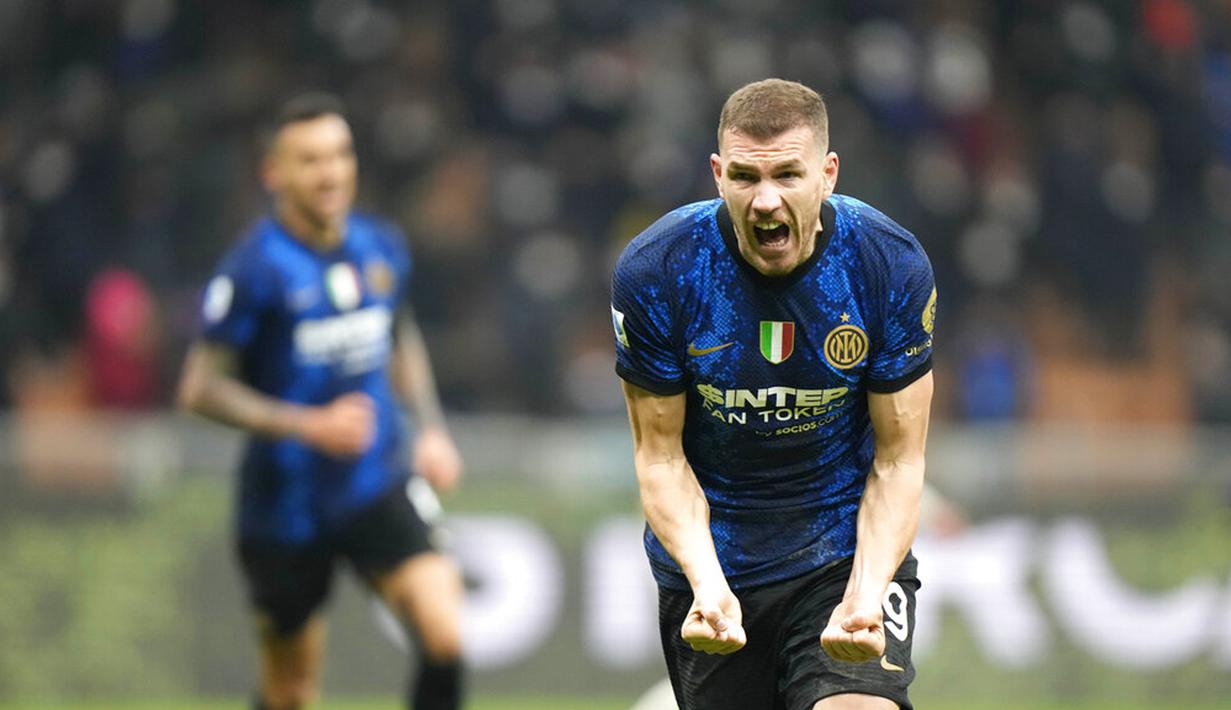 Pemain Inter Milan Edin Dzeko melakukan selebrasi usai mencetak gol ke gawang Venezia pada pertandingan sepak bola Liga Italia di Stadion San Siro, Milan, Italia, 22 Januari 2022. Inter Milan menang 2-1. (AP Photo/Luca Bruno)