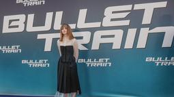 Aktris Joey King berpose untuk foto selama preview film (Bullet Train) di Paris (18/7/2022). Joey King tampil cantik mengenakan dress hitam putih dengan sepatu berwarna senada. (AFP/Christophe Archambault)