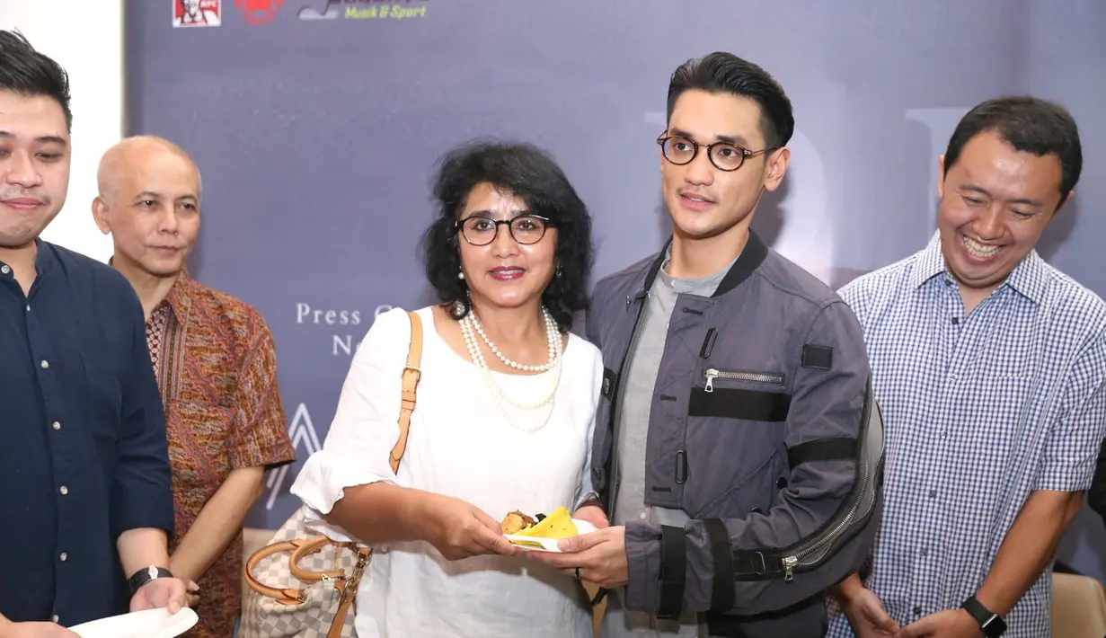 "Ini adalah album yang bisa meringkas perjalanan karir saya selama 10 tahun terakhir. Di album ini terdapat 7 lagu lama, 3 lagu remake, dan 4 lagu baru," kata Afgan di KFC Kemang, Jakarta Selatan, Rabu (28/2/2018). (Nurwahyunan/Bintang.com)