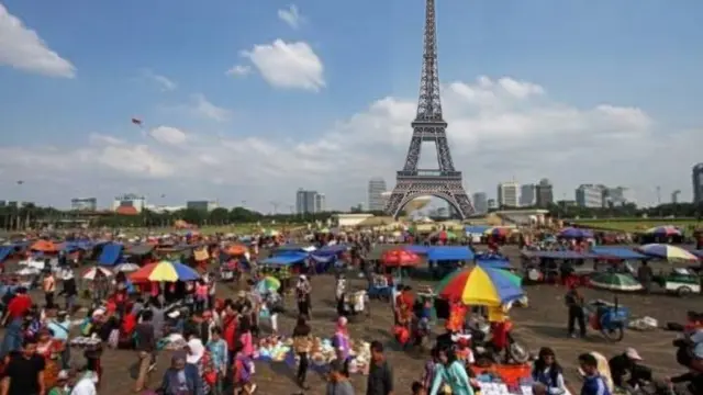 6 Editan Foto Liburan Akhir Tahun di Paris Ini Kocak, Niat Pamer ke Luar Negeri