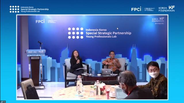 Mr. Takdir pada Presentasi Joint Policy Recommendation pada gelaran Indonesia-Korea Special Strategic Partnership Young Professional Lab 2022.