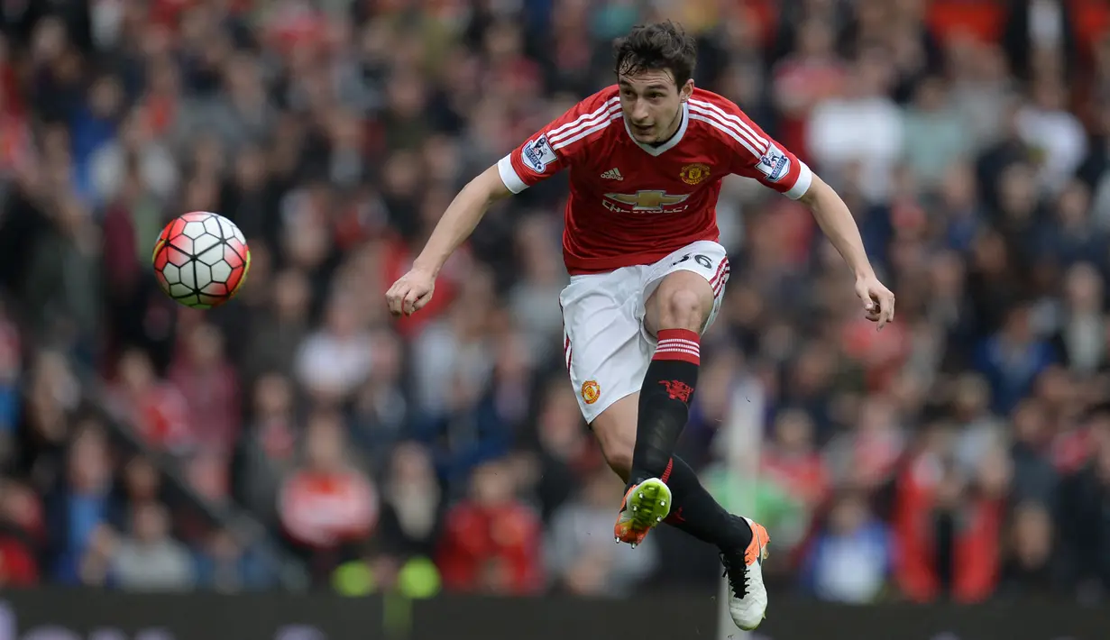 Matteo Darmian. Bek kanan ini didatangkan dari Torino pada awal musim 2015/2016. Bermain apik di dua musim pertamanya bersama Manchester United. Pada awal musim 2017/2018 perlahan ia mulai tergantikan oleh peran Antonio Valencia. September 2019 ia dilepas ke Parma. (AFP/Oli Scarff)