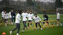 Para pemain Tottenham Hotspur melakukan pemanasan selama sesi latihan tim di Tottenham Hotspur Football Club Training Ground, di Enfield, utara London pada 7 Maret 2023. Pada leg pertama babak 16 Liga Champions di San Siro, Milan menaklukkan Tottenham 1-0 lewat gol cepat Brahim Diaz. Namun, dia bakal absen di leg kedua akibat cedera.(AFP/Daniel Leal)