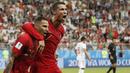 Pemain Portugal, Ricardo Quaresma (kiri) dan Cristiano Ronaldo merayakan gol ke gawang Iran pada laga grup B Piala Dunia 2018 di Mordovia Arena, Saransk, Rusia, (25/6/2018). Portugal dan Iran bermain imbang 1-1. (AP/Pavel Golovkin)