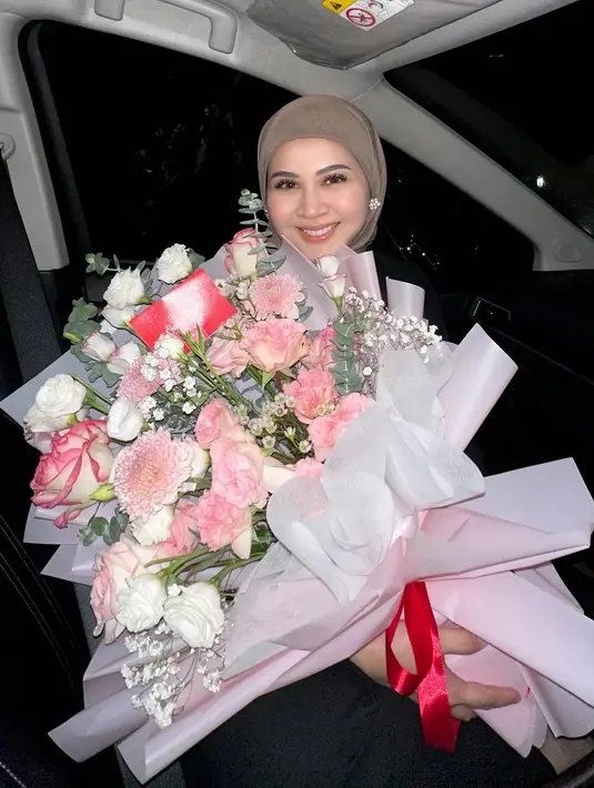 Tampilan manis Kesha Ratuliu dengan hijab anting-nya saat mendapat bunga dari sang suami. [@kesharatuliu05].