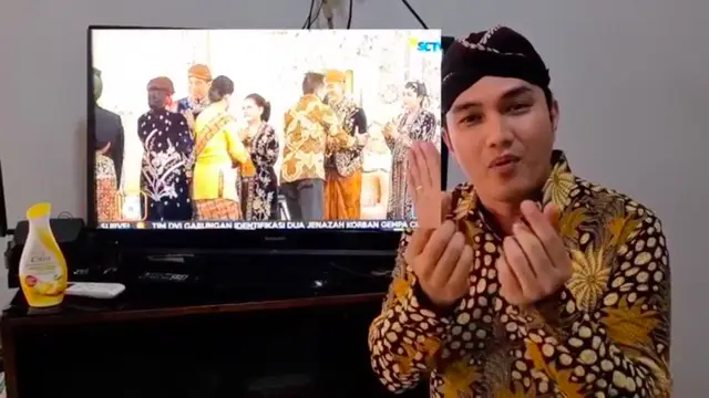 Tak Diundang ke Pernikahan Kaesang Pangarep, Aldi Taher Tetap Totalitas Pakai Batik untuk Beri Salam ke Mempelai di Depan TV. (instagram.com/alditaher.official)