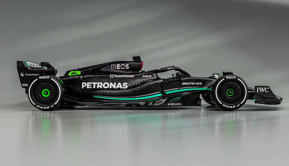 Tampak samping mobil baru Mercedes-AMG F1 W14 pada acara peluncuran yang berlangsung di Silverstone, Inggris, Rabu (15/02/2023). Warna hitam yang dipakai mobil W14 sebagai bagian dari "proyek signifikan" untuk mengurangi bobot keseluruhan. (AFP/Mercedes)