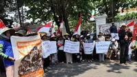 Petani Pegunungan Kendeng dan Pundenrejo unjuk rasa protes maraknya tambang liar di wilayah Pati selatan. (Liputan6.com/Arief Pramono)