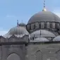 Selain beribadah, mata kita juga akan dimanjakan dengan pemandangan indah khas arsitektur masjid di Kota Seribu Masjid ini.