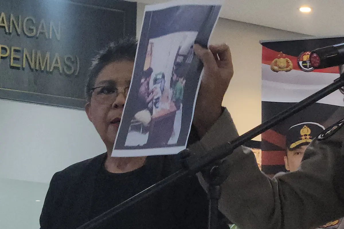 Kadiv Humas Polri, Irjen Pol Sandi Nugroho, menunjukkan bukti foto saat pemeriksaan Saka Tatal, terpidana kasus pembunuhan Vina, di Gedung Humas Mabes Polri, Jakarta Selatan, Rabu (19/6/2024). (Merdeka.com/Bachtiarudin Alam)