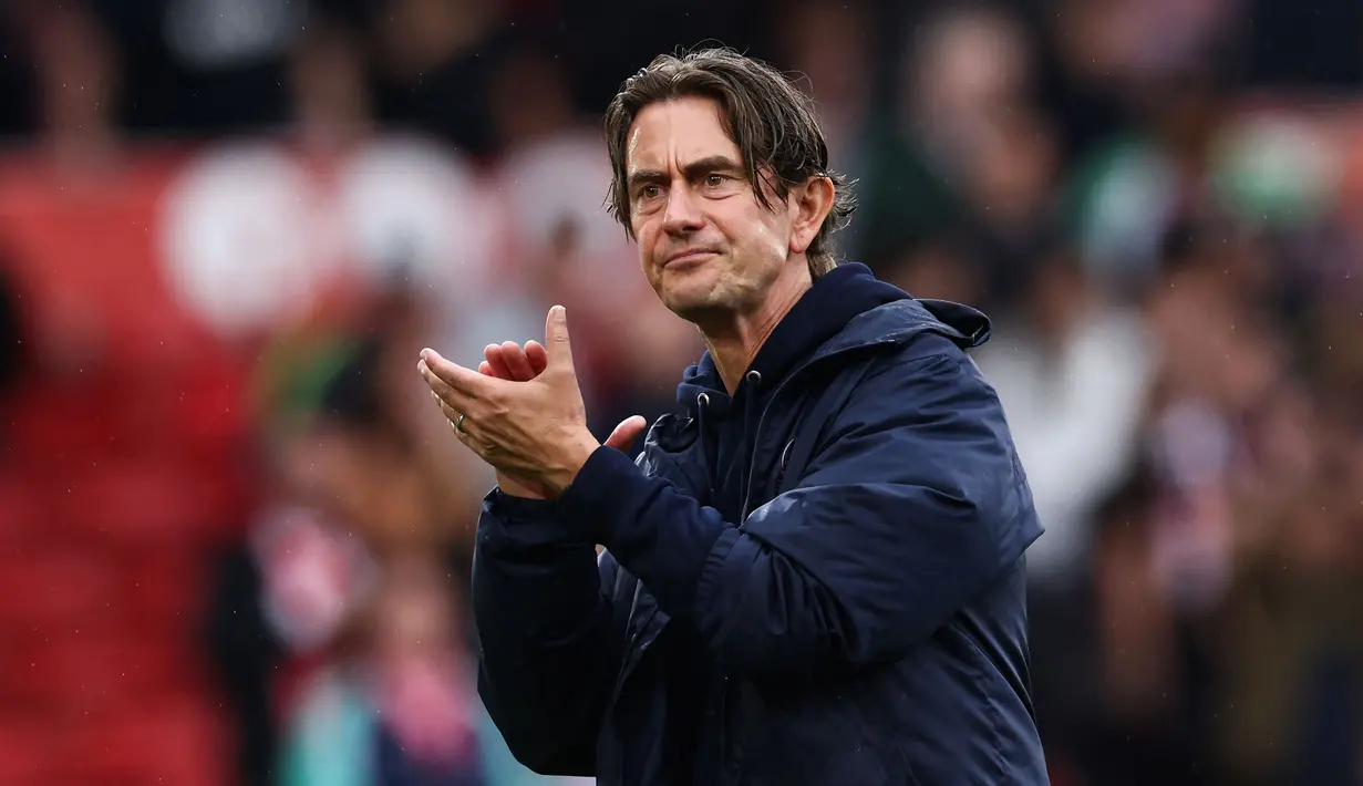 Pelatih Brentford, Thomas Frank saat ini tengah menjalani musim ke-6 menangani The Bees di Premier League musim 2023/2024. Ia mulai membesut Brentford saat masih berkiprah di Championship pada awal musim 2018/2019. Brentford dibawanya promosi ke Premier League sejak musim 2020/2021 setelah melewati jalur play-off. (AFP/Darren Staples)