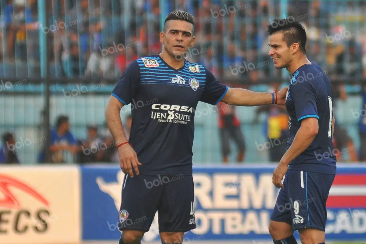 Cristian Gonzales dan Gustavo Giron