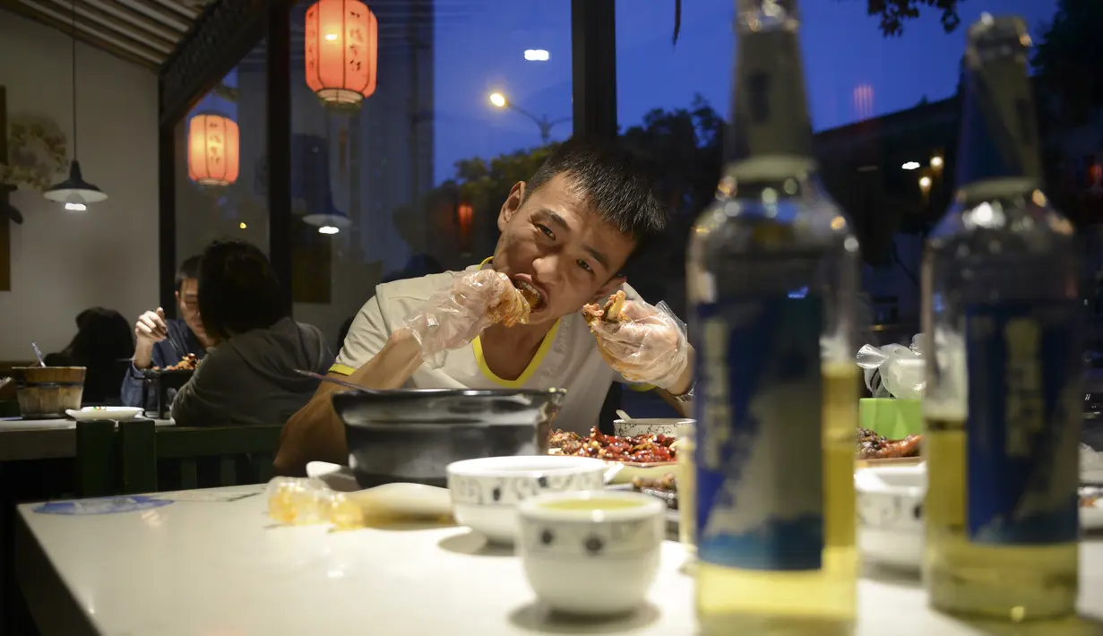 Pengunjung menyantap menu kepala kelinci di sebuah restoran di Chengdu, ibu kota Provinsi Sichuan di barat daya China, 8 September 2016. Otak kelinci di negeri tirai bambu ini menjadi salah satu menu favorit warga lokal maupun asing. (WANG ZHAO/AFP)