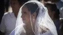 Seorang pengantin wanita mengikuti pernikahan massal di Managua, Nikaragua, Selasa  (14/2/2023). Acara tersebut diselenggarakan oleh stasiun radio Sandinista "La Nueva Radio Ya", dan sekitar 263 pasangan menikah di Lapangan Revolusi. (AP Photo/Inti Ocon)