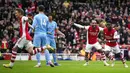 Pemain Arsenal Bukayo Saka (kanan) merayakan dengan rekan setimnya setelah mencetak gol ke gawang Manchester City pada pertandingan sepak bola Liga Inggris di Stadion Emirates, London, Inggris, 1 Januari 2022. Manchester City menang 2-1. (AP Photo/Matt Dunham)