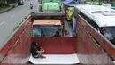 <p>Kernet truk beristirahat saat antrian truk menuju  Pelabuhan Gilimanuk, Jembrana, Bali, Sabtu (304/2022). Pelabuhan Gilimanuk Bali dipadati oleh ribuan kendaraan pemudik yang akan menyeberang ke Pulau Jawa pada H-2 Hari Raya Idul Fitri 1443 H. (merdeka.com/Arie Basuki)</p>