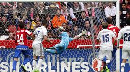 Gol dari pemain Sporting de Gijon, Duje Cop (kiri) ke gawang Real Madrid  pada lanjutan La Liga di El Molinon Stadium, Gijon,(15/42017). Real Madrid menang 3-2.  (EPA/Jose Luis Cereijido)