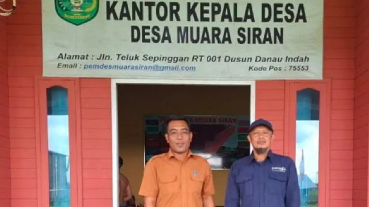 Pemasangan internet desa di Kaltim. Credit: Telkomsat