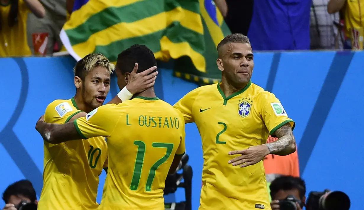 Dalam dua edisi Piala Dunia tersebut, Dani Alves total tampil dalam 9 laga tanpa mencetak satu pun gol dan assist. Prestasi terbaiknya adalah menjadi peringkat ketiga di Piala Dunia 2014. Ia menjadi salah satu dari tiga alumnus Brasil di Piala Dunia 2014 yang kembali bermain di Piala Dunia 2022 bersama Neymar dan Thiago Silva. (AFP/Pierre-Philippe Marcou)