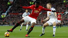 Gelandang Manchester United, Paul Pogba berusaha mengontrol bola dari hadangan gelandang Sunderland, Sebastian Larsson pada pertandingan Liga Inggris di Old Trafford, (26/12).MU menang atas Sunderland dengan skror 3-1. (Reuters/Lee Smith)