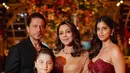 Shah Rukh Khan dan keluarganya juga tampak menghadiri acara pre-wedding Anant Ambani. Shah Rukh Khan tampil gentleman dengan outfit serba hitam. Istrinya memilih sari bernuansa keemasan yang kontras, namun menonjol. [Foto: Instagram/asianweddingmag]