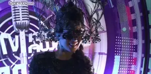 Bukan Syahrini namanya jika tidak cetar dalam gaya busananya. Tampil serba hitam di SCTV Music Awards 2016,  Syahrini bagai women in black dengan mahkota sangkar burung seberat 10 kilogram.