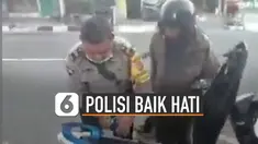 Manusia adalah makhluk sosial. Hal ini dilakukan oleh polisi yang membantu pengendara lain saat kehabisan bahan bakar.