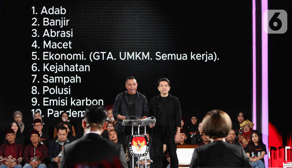 Calon gubernur dan calon wakil gubernur nomor urut 2, Dharma Pongrekun-Kun Wardana saat mengikuti debat ketiga Pemilihan Kepala Daerah Jakarta 2024 di Golden Ballroom Hotel Sultan Jakarta, Minggu (17/11/2024). (Liputan6.com/Herman Zakharia)