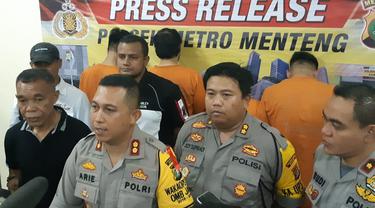 Wakapolres Metro Jakarta Pusat AKBP Arie Ardian Saat Memberikan Keterangan Pers Terkait Penangkapan Artis Peran Sandy Tumiwa atas Kasus Narkoba. (Foto: Liputan6.com/Ady Anugrahadi)