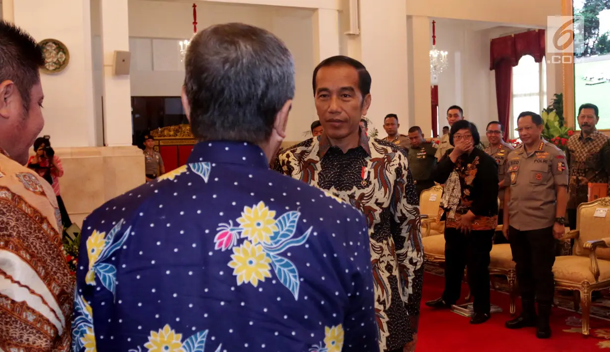 Presiden Joko Widodo atau Jokowi saat Rapat Koordinasi Nasional Pengendalian Kebakaran Hutan dan Lahan di Istana Negara, Jakarta, Selasa (6/8/2019). Jokowi menegaskan tak segan mencopot Kapolda, Kapolres, Danrem hingga Pangdam yang tidak mampu mengatasi karhutla. (Liputan6.com/Angga Yuniar)