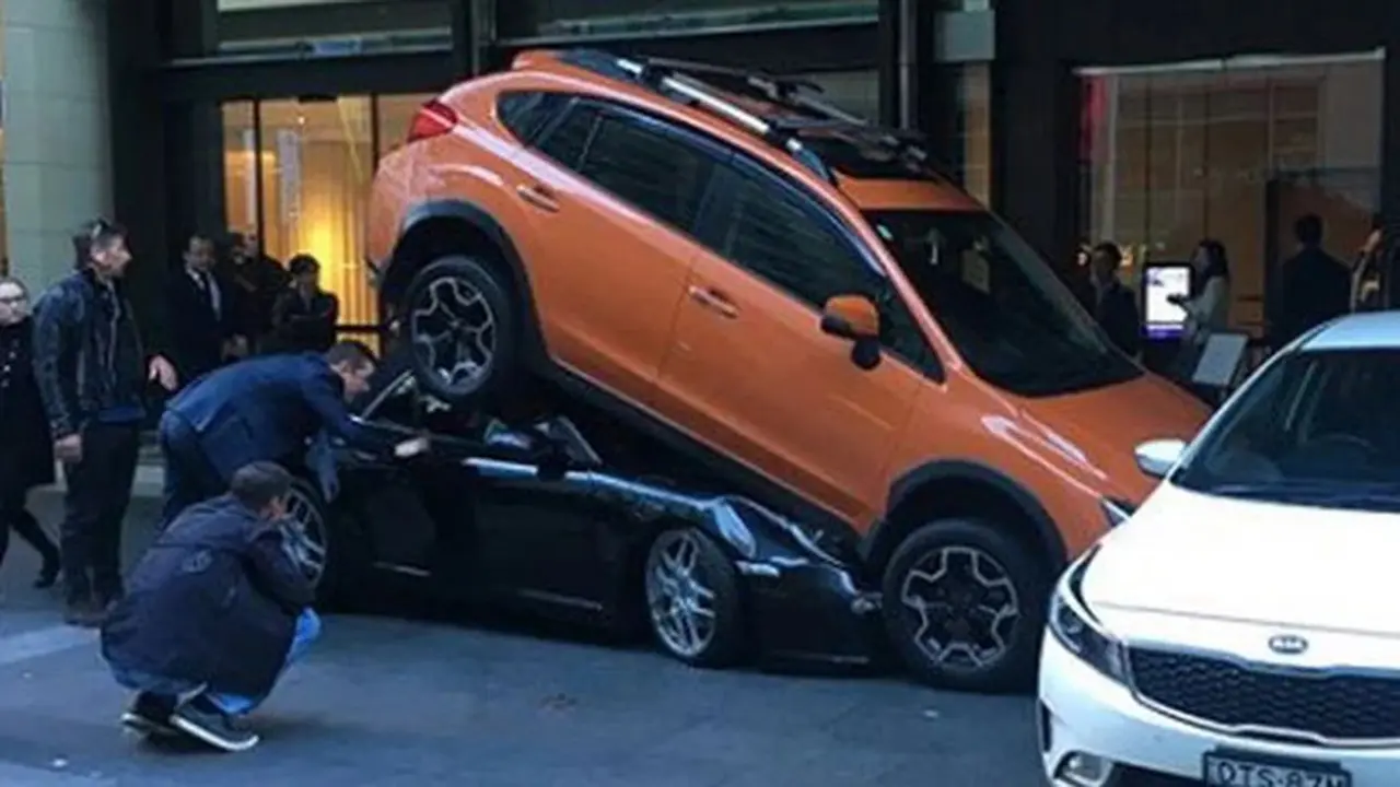 Porsche 911 menyeruduk SUV