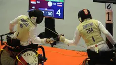Atlet anggar kursi roda Indonesia, Radilah Hendri beradu jurus dengan Khanthithao (Thailand) pada babak perempat final Beregu Senior Putra Asian Para Games 2018 di Cibubur, Jakarta, Senin (8/10). Indonesia gagal ke semifinal. (Merdeka.com/Arie Basuki)