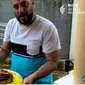 Syekh Ali Jaber masak Nasi Mandi. foto: Youtube 'Syekh Ali Jaber'.