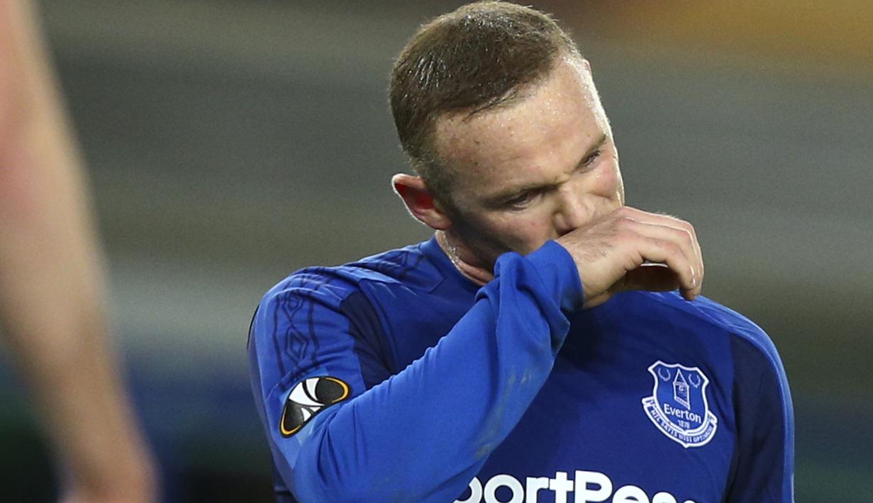 Wayne Rooney saat timnya kalah dari Atalanta pada laga grup E Liga Europa di Goodison Park, Liverpool (23/11/2017). Everton kalah 1-5. (AP/Dave Thompson)