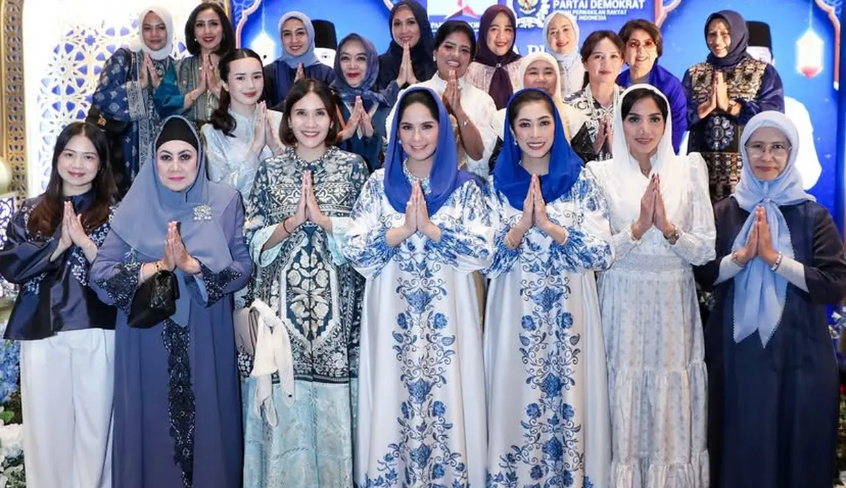 Annisa Pohan dan Aliya Rajasa sama-sama menghadiri buka puasa bersama pengurus partai. Keduanya tampil serba biru sesuai dengan warna partainya. [@annisayudhoyono]