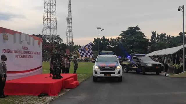 Mobil pengawal bantuan sembako untuk warga terdampak PPKM mikro di Pekanbaru.