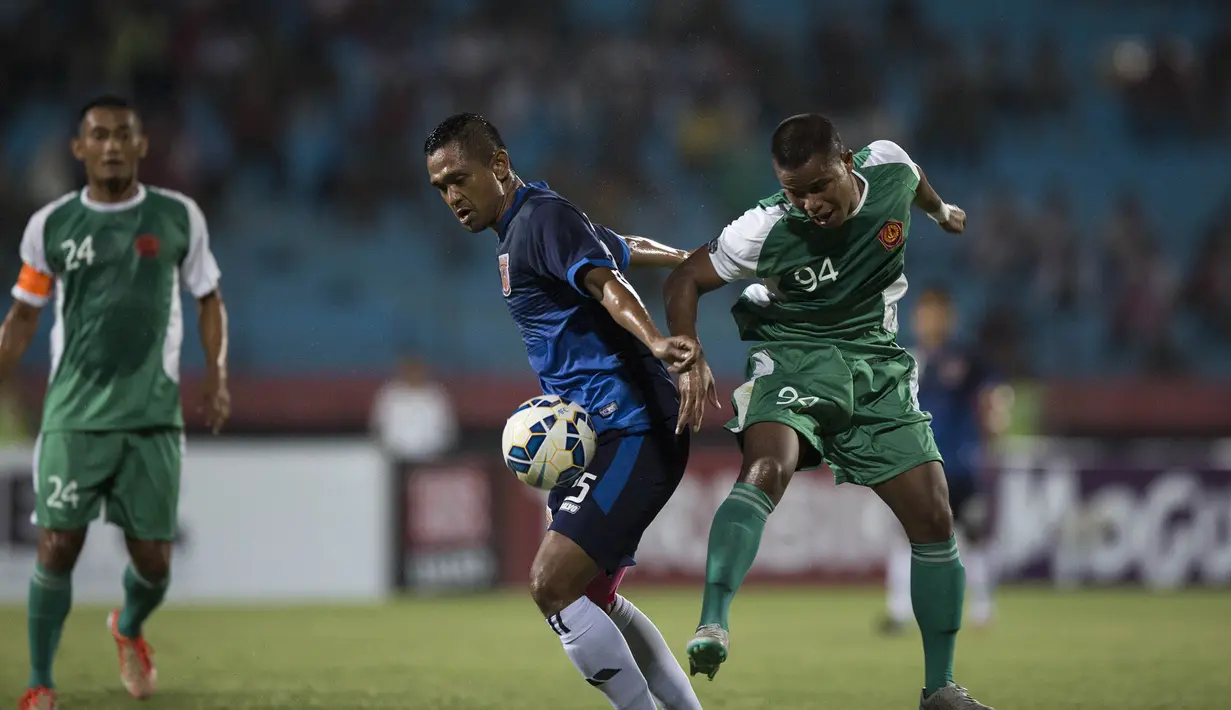 Pemain PBFC, Febri Setiyadi, berebut bola dengan pemain PS TNI, Manahati Lestusen pada laga Piala Jenderal Sudirman di Gelora Delta Sidoarjo, Jawa Timur, Rabu (18/11/2015). (Bola.com/Vitalis Yogi Trisna)