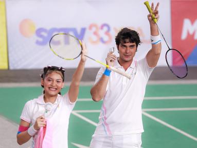 Pasangan selebritas Indonesia, Cinta Brian (kanan) dan Callista Arum menyapa penggemar saat laga bulu tangkis nomor ganda campuran Turnamen Olahraga Selebriti Indonesia (TOSI) di GOR UNJ, Rawamangun, Jakarta, Minggu (30/07/2023). Cinta/Callista berhasil menjadi juara setelah mengalahkan pasangan Vicky Nitinegoro dan Hesti Purwadinata dua set langsung (21-15, 21-15) pada babak final. (Bola.com/Bagaskara Lazuardi)