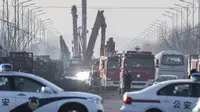Polisi dan petugas pemadam kebakaran China bekerja di lokasi setelah ledakan di dekat pabrik kimia di Zhangjiakou, sekitar 200 km barat laut Beijing, 28 November 2018 (Fred Dufour/ AFP)