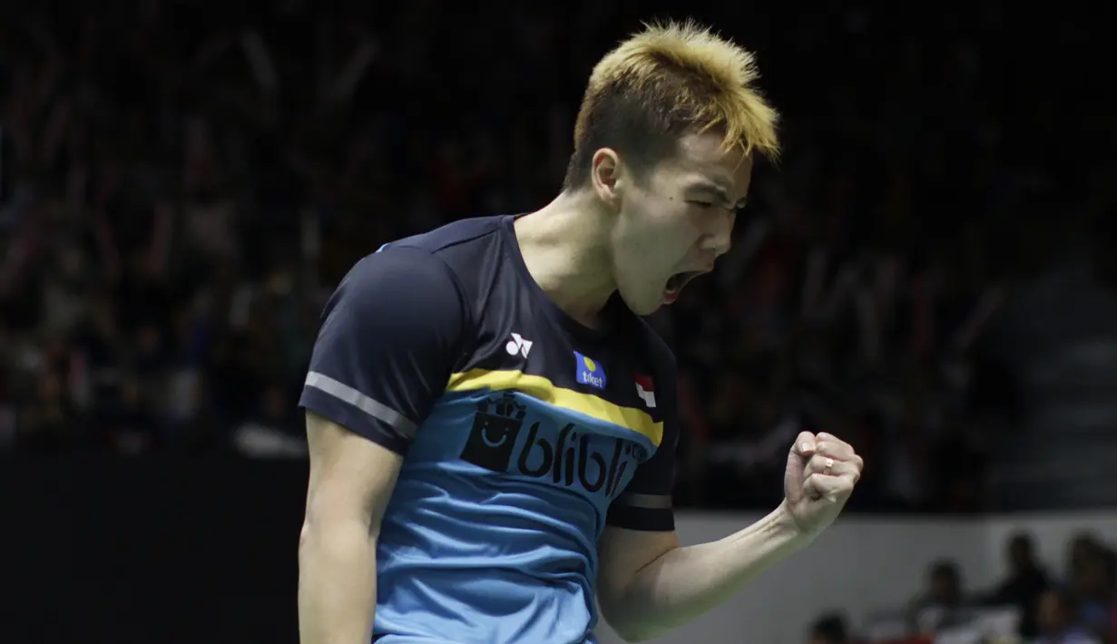 Ganda putra Indonesia, Marcus Gideon, merayakan poin masuk saat melawan rekan senegaranya pada Indonesia Masters 2019 di Istora Senayan, Jakarta, Rabu (23/1). Kevin / Marcus lolos ke semifinal. (Bola.com/Yoppy Renato)