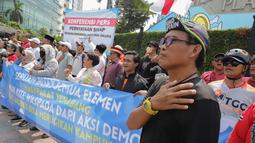 Warga yang tergabung dalam Rumah Guyub Tenabang menggelar deklarasi dalam rangka mengkampanyekan aksi unjuk rasa yang damai agar tercipta kota yang aman dan tidak merugikan masyarakat. (merdeka.com/Arie Basuki)