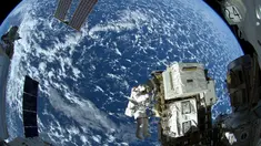 Astronot NASA Reid Wiseman saat bekerja di Stasiun luar angkasa Quest airlock dalam ekspedisi 41 awak di  Stasiun Luar Angkasa Internasional, (08/10/2014). Stasiun Luar Angkasa Internasional merayakan hari jadinya ke-15. (REUTERS/NASA)