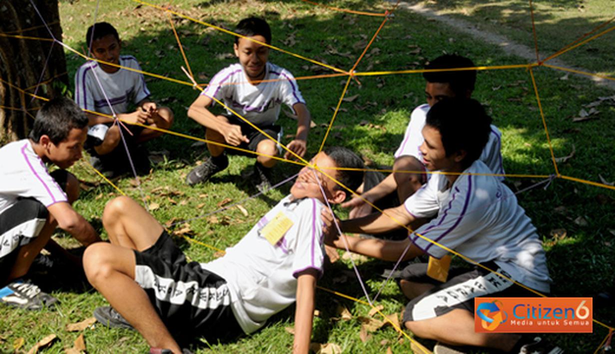 Citizen6, Solo: Kegiatan outbound yang di selenggarakan di lapangan Bumi Perkemahan Rama Shinta Taman Wisata Candi Prambanan ini antara llain Spider Web, rappling dan sebagainya. (Pengirim: Muhammad Aslam)